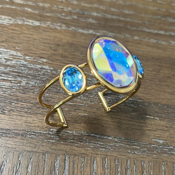 Gold toned cuff bracelet - Picture 3 of 4